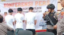 Mereka yang berperan utama antara lain berinisial DP (17), yang melukai dagian bokong dan tangan, AH (16), melukai bagian paha dan MR (14), berperan mengemudi sepeda motor,. (SuarIndonesia/DO)