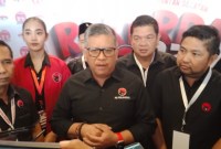 Sekjen DPP PDIP Hasto Kristiyanto mengungkapkan menggunakan pakaian berwarna hitam ini sebagai bentuk keprihatinan atas situasi demokrasi di Indonesia. (SuarIndonesia/HM)