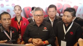 Sekjen DPP PDIP Hasto Kristiyanto mengungkapkan menggunakan pakaian berwarna hitam ini sebagai bentuk keprihatinan atas situasi demokrasi di Indonesia. (SuarIndonesia/HM)