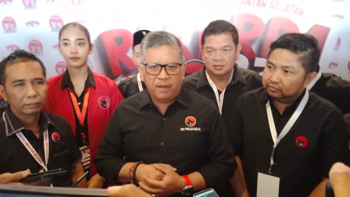 Sekjen DPP PDIP Hasto Kristiyanto mengungkapkan menggunakan pakaian berwarna hitam ini sebagai bentuk keprihatinan atas situasi demokrasi di Indonesia. (SuarIndonesia/HM)