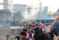 Anggota BPK (Barisan Pemadam Kebakaran) di Kota Banjarmasin, Senin (13/11/2023) benar-benar fibuat kewalahan, karena beruntun amuk api di empat lokasi berbeda. (SuarIndonesia/DO)