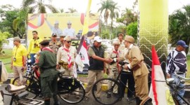 Dinas Pemuda dan Olahraga menyelanggarakan konvoi bersepeda tua atau onthel yakni “Gowes Ngontel Joeang” yang diikuti para Ontheler (sebutan untuk pehobi sepeda onthel) dari Kota Banjarmasin dan sekitarnya.. (SuarIndonesia/Adv/HUmas)
