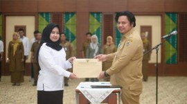 egawai Pemerintah dengan Perjanjian Kerja (PPPK) Jabatan Fungsional Tenaga Teknis tahun formasi 2022 lingkup Pemprov Kalsel diambil sumpah, Senin (13/11/2023). (SuarIndonesia/Humas)