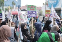 Ratusan buruh  tergabung dalam Aliansi Pekerja Buruh Banua (PBB) mendatangi gedung DPRD Kalsel, Rabu (15/11/2023). (SuarIndonesia/HM)