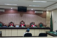 Terdakwa Rahmat Hidayat,  yang Aparatur Sipil Negara (ASN) pada Dinas Pendidikan Kabupaten Tapin, kini duduk di kursi terdakwa di Pengadilan Tindak Pidana Korupsi Banjarmasin, Rabu (15/11/2023). (SuarIndonesia/HD)