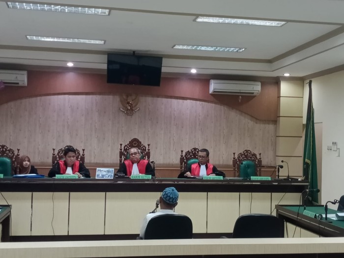 Terdakwa Rahmat Hidayat,  yang Aparatur Sipil Negara (ASN) pada Dinas Pendidikan Kabupaten Tapin, kini duduk di kursi terdakwa di Pengadilan Tindak Pidana Korupsi Banjarmasin, Rabu (15/11/2023). (SuarIndonesia/HD)