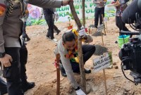 Kapolda Kalimantan Selatan (Kalsel), Irjen Pol Andi Rian R Djajadi melaksanakan penanaman bibit pohon di Universitas Islam Negeri (UIN) Antasari Banjarmasin, Rabu (15/11/2023). (SuarIndonesia/YI)