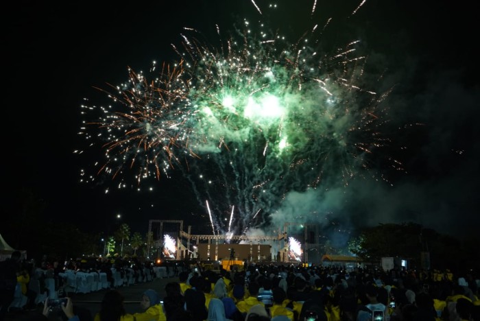 Meriah pembukaan Pekan Olahraga Mahasiswa (POMNas) XVIII 2023 oleh Menteri Pemuda dan Olahraga (Menpora), Ario Bimo Nandito Ariotedjo bersama Gubernur Kalimantan Selatan, H. Sahbirin Noor dengan melepaskan busur panah di Komplek Perkantoran Gubernur Kalsel, Banjarbaru, Rabu (15/11/2023) malam. (SuarIndonesia/Humas)