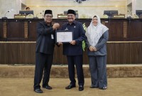 Gubernur Provinsi Kalimantan Selatan (Kalsel) H. Sahbirin Noor bersama Pimpinan DPRD Kalsel menandatangani Raperda APBD Provinsi Kalsel 2024 di ruang rapat paripurna DPRD Kalsel, Kamis (16/11/2023) (SuarIndonesia/HM)