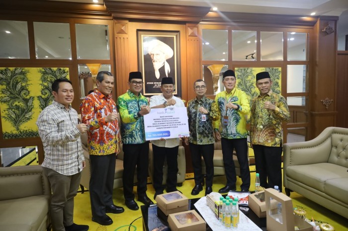 Direktur Utama Bank Kalsel, Fachrudin, didampingi Komisaris Utama Independen Bank Kalsel, Hatmansyah dan Komisaris Independen Bank Kalsel, Syahrituah Siregar kepada Pj. Bupati Batola, Mujiyat, Camat Jejangkit Didik Kaharudin, serta disaksikan oleh Kepala OJK Regional 9 Kalimantan, Darmansyah di Pendopo Pj. Bupati Batola. Foto - Kiriman humas Bank Kalsel