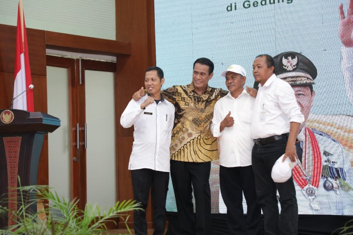 Menteri Pertanian RI, Ir Andi Amran Sulaiman memberikan arahan langsung pada kegiatan Pembinaan Penyuluh Pertanian di Kalimantan Selatan di gedung Idham Khalid Kantor Setdaprov Kalsel di Banjarbaru Kamis (16/11/2023). (SuarIndonesia/Humas)