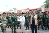 Taruna Akademi TNI Angkatan Laut Tingkat II Angkatan ke-71 melaksanakan Integrasi TNI/Polri beserta Rakyat melaksanakan Bhakti Sosial di Banjarmasin dengan Perwira Pelaksana Latihan (Palaklat) Mayor Laut (P) Rendra Hariwibowo, Jum'at (17/11/2023) (SuarIndonesia/Humas TNI-AL