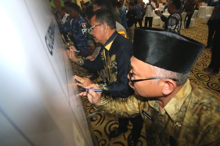 deklarasi pemilu damai tahun 2024 digelar Badan Kesatuan Bangsa dan Politik (Bakesbangpol), di gedung Idham Chalid, di Banjarbaru, Jumat (17/11/2023). (SuarIndonesia/RW)