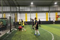 Riuh sorak penonton iringi laga persahabatan antar tim futsal Paman Birin melawan tim futsal Taruna Angkatan Laut Tingkat II Angkatan ke-71 AAL bertempat di lapangan futsal Mahligai Pancasila Banjarmasin, pada Kamis (17/11/2023) malam. (SuarIndonesia/Adv/HUmas) 