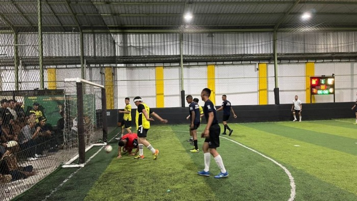 Riuh sorak penonton iringi laga persahabatan antar tim futsal Paman Birin melawan tim futsal Taruna Angkatan Laut Tingkat II Angkatan ke-71 AAL bertempat di lapangan futsal Mahligai Pancasila Banjarmasin, pada Kamis (17/11/2023) malam. (SuarIndonesia/Adv/HUmas) 