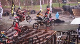 Ajang Internasional Uncle Hard Enduro 2023 yang digelar di Kiram Park Kabupaten Banjar, berakhir Minggu (19/11/2023) sore. Teodor Kabakchiev Smilenov  juara kelas enduro. (SuarIndonesia/RW)