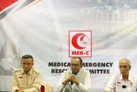 Site Manager RS Indonesia di Gaza Nur Ikhwan Abadi (kiri), Ketua Presidium MER-C dr Sarbini Abdul Murad (tengah), dan Presidium MER-C Faried Thalib (kanan) memberi keterangan terkait serangan Israel terhadap RS Indonesia di Gaza, dalam konferensi pers MER-C di Jakarta, Senin (20/11/2023). (ANTARA/HO-MER-C/Hanoud MER-C)