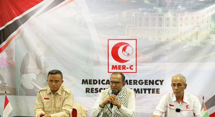 Site Manager RS Indonesia di Gaza Nur Ikhwan Abadi (kiri), Ketua Presidium MER-C dr Sarbini Abdul Murad (tengah), dan Presidium MER-C Faried Thalib (kanan) memberi keterangan terkait serangan Israel terhadap RS Indonesia di Gaza, dalam konferensi pers MER-C di Jakarta, Senin (20/11/2023). (ANTARA/HO-MER-C/Hanoud MER-C)