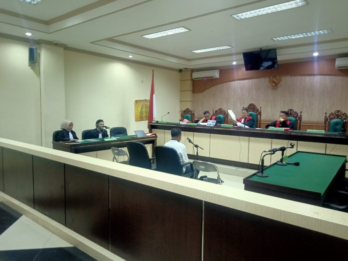 Hamdani selaku Kepala Bidang (Kabid) Pendidikan Dasar pada Dinas Pendidikan Kabupaten Hulu Sungai Utara (HSU), kini duduk di kursi terdakwa di Pengadilan Tindak Pidana Korupsi Banjarmasin, Rabu (22/11/2023). (SuarIndonesia/HD)