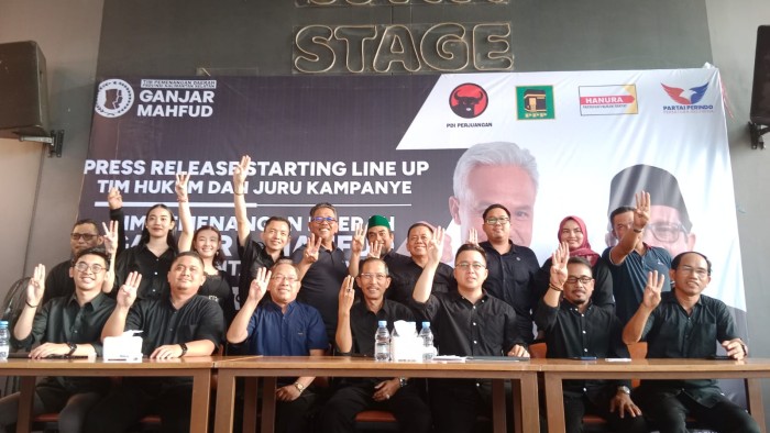 tim pemenangan Daerah Ganjar Mahfud di Kalimantan Selatan (Kalsel) memulai Starting line up dengan mengumumkan Ketua tim pemenangan yakni Rudy Ariffin Gubernur Kalsel dua periode 2005 - 2010 dan 2010 - 2015.. (SuarIndonesia/HM)
