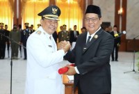 Mujiyat, resmi menerima Surat Keputusan (SK) perpanjangan masa jabatan.
SK diserahkan langsung Gubernur Kalimantan Selatan, H Sahbirin Noor, di Mahligai Pancasila, Kamis (23/11/2023) malam. (SuarIndonesia/Humas)