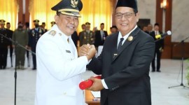 Mujiyat, resmi menerima Surat Keputusan (SK) perpanjangan masa jabatan.
SK diserahkan langsung Gubernur Kalimantan Selatan, H Sahbirin Noor, di Mahligai Pancasila, Kamis (23/11/2023) malam. (SuarIndonesia/Humas)