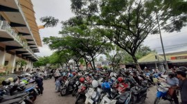Suasana parkir di Siring Menara Pandang Kota Banjarmasin. (SuarIndonesia/SU)