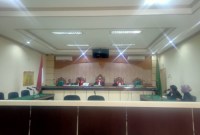 Ketidakhadiran terdakwa bernama Mulyadi dan Jaksa Penubtut Umum dari Kejaksaan Negeri Hulu Sungai Selatan, secara tegas Ketua Majelis hakim yang dipimpin hakim Suwandi menunda persidangan., Senin (27/11/2023 (SuarIndonesia/HD)