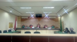 Ketidakhadiran terdakwa bernama Mulyadi dan Jaksa Penubtut Umum dari Kejaksaan Negeri Hulu Sungai Selatan, secara tegas Ketua Majelis hakim yang dipimpin hakim Suwandi menunda persidangan., Senin (27/11/2023 (SuarIndonesia/HD)