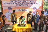 Anggota Ombudsman RI Dadan S Suharmawijaya didampingi Kepala Perwakilan Ombudsman RI Kalsel Hadi Rahman, meresmikan penetapan Desa Anti Maladministrasi di Kabupaten Kotabaru.. (SuarIndonesia/Humas)