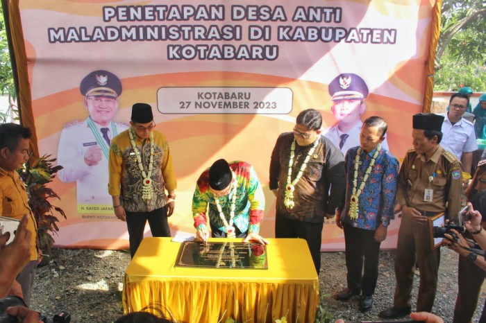 Anggota Ombudsman RI Dadan S Suharmawijaya didampingi Kepala Perwakilan Ombudsman RI Kalsel Hadi Rahman, meresmikan penetapan Desa Anti Maladministrasi di Kabupaten Kotabaru.. (SuarIndonesia/Humas)