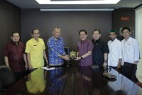 Sekretaris Komisi III DPRD Kalsel, H. Gusti Abidinsyah dan rombongan diterima oleh Slamet Endarto Kasubdit Wilayah I di lantai 15 ruang rapat Direktorat Produk Hukum Daerah Ditjen OTDA, Kemendagri, Rabu (29/11/2023)./ (SuarIndonesia/HM)