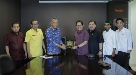 Sekretaris Komisi III DPRD Kalsel, H. Gusti Abidinsyah dan rombongan diterima oleh Slamet Endarto Kasubdit Wilayah I di lantai 15 ruang rapat Direktorat Produk Hukum Daerah Ditjen OTDA, Kemendagri, Rabu (29/11/2023)./ (SuarIndonesia/HM)