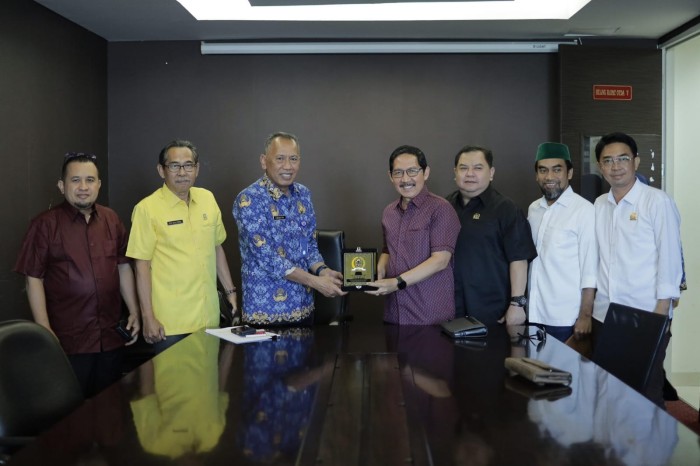 Sekretaris Komisi III DPRD Kalsel, H. Gusti Abidinsyah dan rombongan diterima oleh Slamet Endarto Kasubdit Wilayah I di lantai 15 ruang rapat Direktorat Produk Hukum Daerah Ditjen OTDA, Kemendagri, Rabu (29/11/2023)./ (SuarIndonesia/HM)