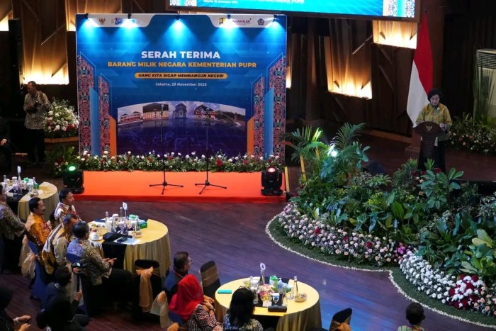 Pengalihan BMN menjadi Barang Milik Daerah (BMD) itu ditandai dengan penandatanganan Naskah Hibah BMN oleh Wali Kota Banjarmasin, H Ibnu Sina bersama Direktur Jenderal Cipta Karya, Diana Kusumastuti, di Auditorium Kementerian PUPR, Jakarta, Rabu (29/11/2023). (SuarIndonesia/Humas)