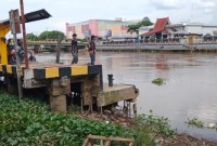 Seorang perempuan bernama Linda (30), tercebur dan terseret arus Sungai Martapurta. Dimana kejadian awal di Jalan Pasar Baru Laut tepatnya di Dermaga Pasar Baru Banjarmasin Tengah, Kamis (30/11/2023), sekitar pukul 13.30 WITA., (SuarIndonesia/DO)