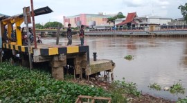 Seorang perempuan bernama Linda (30), tercebur dan terseret arus Sungai Martapurta. Dimana kejadian awal di Jalan Pasar Baru Laut tepatnya di Dermaga Pasar Baru Banjarmasin Tengah, Kamis (30/11/2023), sekitar pukul 13.30 WITA., (SuarIndonesia/DO)