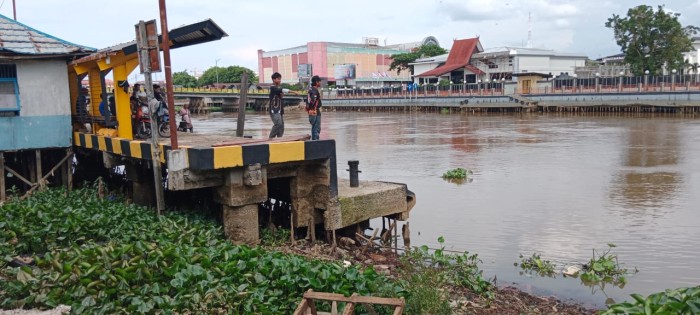 Seorang perempuan bernama Linda (30), tercebur dan terseret arus Sungai Martapurta. Dimana kejadian awal di Jalan Pasar Baru Laut tepatnya di Dermaga Pasar Baru Banjarmasin Tengah, Kamis (30/11/2023), sekitar pukul 13.30 WITA., (SuarIndonesia/DO)