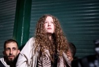 Aktivis Palestina Ahed Tamimi disambut dalam upacara penyambutan di Ramallah, Rabu (29/11/2023) malam waktu setempat, menyusul pembebasan 30 tahanan Palestina dari penjara Israel dalam kesepakatan sandera Israel di Gaza. (AFP/Jaafar ASHTIYEH)