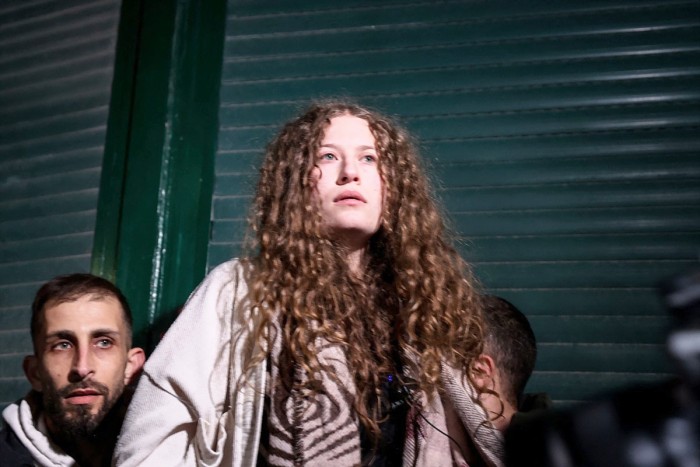 Aktivis Palestina Ahed Tamimi disambut dalam upacara penyambutan di Ramallah, Rabu (29/11/2023) malam waktu setempat, menyusul pembebasan 30 tahanan Palestina dari penjara Israel dalam kesepakatan sandera Israel di Gaza. (AFP/Jaafar ASHTIYEH)