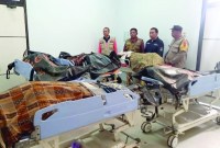 Para korban tertimbun longsor kawasan tambang di Kabupaten Paser Kalimantan Timur usai dievakuasi petugas Penanggulangan Bencana Daerah (BPBD) Kabupaten Tabalong di Rumah Sakit Umum Daerah (RSUD) H Badaruddin Kasim Tabalong, Kalimantan Selatan, Minggu (19/11/2023). (ANTARA/HO-BPBD Tabalong)