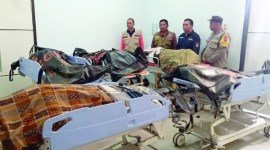 Para korban tertimbun longsor kawasan tambang di Kabupaten Paser Kalimantan Timur usai dievakuasi petugas Penanggulangan Bencana Daerah (BPBD) Kabupaten Tabalong di Rumah Sakit Umum Daerah (RSUD) H Badaruddin Kasim Tabalong, Kalimantan Selatan, Minggu (19/11/2023). (ANTARA/HO-BPBD Tabalong)