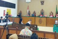 Mantan Bupati Kapuas Ben Brahim S Bahat beserta istri Ari Egahni saat menjalani sidang tuntutan di Pengadilan Tipikor Palangka Raya, Selasa (21/11/2023). (ANTARA/Dokumentasi Pribadi)