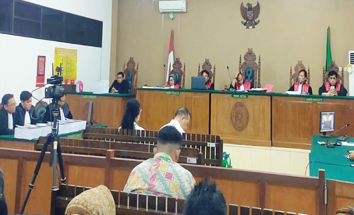 Mantan Bupati Kapuas Ben Brahim S Bahat beserta istri Ari Egahni saat menjalani sidang tuntutan di Pengadilan Tipikor Palangka Raya, Selasa (21/11/2023). (ANTARA/Dokumentasi Pribadi)