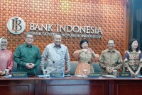 Gubernur dan Jajaran Deputi Gubernur Bank Indonesia dalam konferensi pers terkait hasil RDG di Kantor BI, Jakarta, Kamis (23/11/2023). (ANTARA/Sanya Dinda)