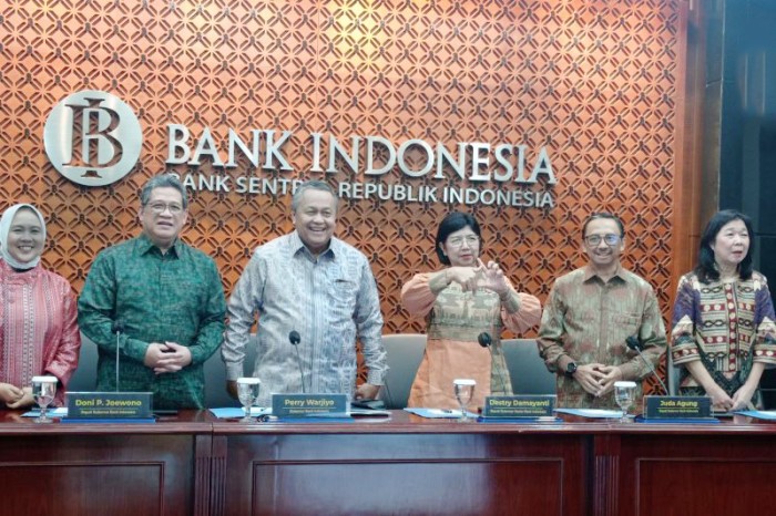 Gubernur dan Jajaran Deputi Gubernur Bank Indonesia dalam konferensi pers terkait hasil RDG di Kantor BI, Jakarta, Kamis (23/11/2023). (ANTARA/Sanya Dinda)