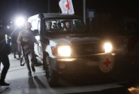 Truk palang merah mengangkut sandera yang dibebaskan Hamas. (REUTERS/Ibraheem AM)