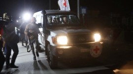 Truk palang merah mengangkut sandera yang dibebaskan Hamas. (REUTERS/Ibraheem AM)