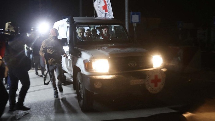 Truk palang merah mengangkut sandera yang dibebaskan Hamas. (REUTERS/Ibraheem AM)