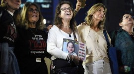 Reaksi masyarakat saat mendengar berita pembebasan 13 sandera Israel yang ditahan Hamas di Jalur Gaza, di Tel Aviv, Israel, pada Jumat, 24 November 2023. (AP/Ariel Schalit)